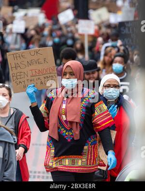 Une jeune fille musulmane tenant un panneau pendant la marche à Black Lives Matters proteste à Londres, le 3 juin 2020 Banque D'Images