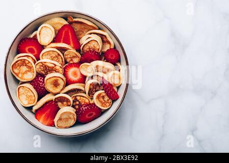 Petites crêpes aux céréales et fraises Banque D'Images