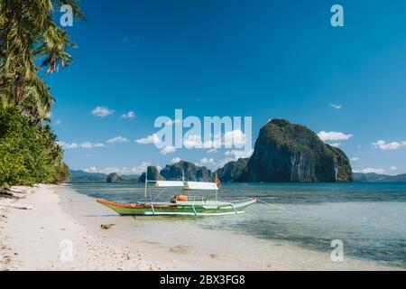 Tourisme île bateau à saut près de la plage de sable de Las Cabanas, El Nido, Palawan, Philippines Banque D'Images