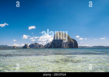 Vue panoramique impressionnante de Pinagbuyutan island situé à El Nido, Palawan, Philippines, archipel Bacuit Banque D'Images