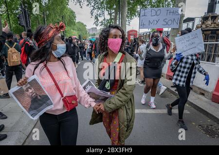 Des milliers de militants et de partisans de Black Lives Matters (BLM) se sont déplacés à Wesminster pour protester contre la mort de George Floyd aux États-Unis. Banque D'Images