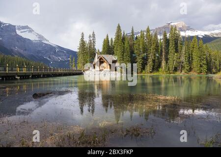 Emerald Lake Lodge chalet rustique en rondins et paysage sauvage.Parc national Yoho, Rocheuses canadiennes Colombie-Britannique Banque D'Images