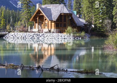 Emerald Lake Lodge chalet rustique en bois rond dans le parc national Yoho, montagnes Rocheuses Colombie-Britannique Canada Banque D'Images