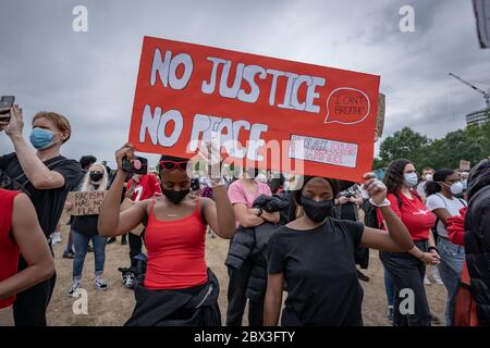 Des milliers de militants et de partisans de Black Lives Matter (BLM) se réunissent à Hyde Park, Londres, pour protester contre la mort de George Floyd aux États-Unis. Banque D'Images