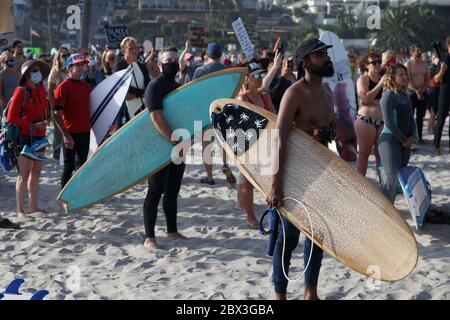 Une manifestation Black Lives Matter à Moonlight Beach à Encinitas, Californie. La manifestation a été précipitée par le meurtre de l'américain George Floyd. Banque D'Images