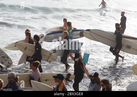 Une manifestation Black Lives Matter à Moonlight Beach à Encinitas, Californie. La manifestation a été précipitée par le meurtre de l'américain George Floyd. Banque D'Images