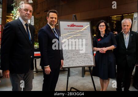 Voïvodeship Marshall Mieczyslaw Struk (L) Rafal Trzaskowski (C) et maire de Gdansk Aleksandra Dulkiewicz (R) posent pour une photo avec l'affiche de la déclaration de liberté et de solidarité de Gdansk au Centre européen de solidarité de Gdansk.Rafal Trzaskowski a remplacé Malgorzata Kidawa Blonska comme candidate à la Coalition civique. Pour se présenter à l'élection, Trzaskowski doit recueillir 100,000 signatures d'ici le 10 juin. Le vote aura lieu selon une méthode « fixe » aux bureaux de vote et pour ceux qui le souhaitent par correspondance. L'élection présidentielle en Pologne est prévue pour juin 28. Banque D'Images