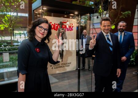 Le maire de Gdansk Aleksandra Dulkiewicz (L) et Rafal Trzaskowski (R) posent pour une photo avec l'affiche Solidarnosc (solidarité) au Centre européen de solidarité de Gdansk.Rafal Trzaskowski a remplacé Malgorzata Kidawa Blonska comme candidat de la Coalition civique. Pour se présenter à l'élection, Trzaskowski doit recueillir 100,000 signatures d'ici le 10 juin. Le vote aura lieu selon une méthode « fixe » aux bureaux de vote et pour ceux qui le souhaitent par correspondance. L'élection présidentielle en Pologne est prévue pour juin 28. Banque D'Images