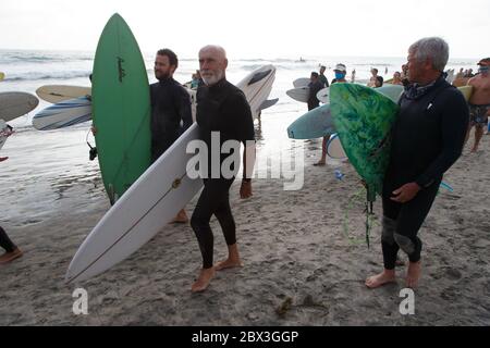 Les surfeurs du Paddle Out for Unity Black Lives comptent pour protester sur la plage. Banque D'Images