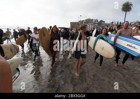 Une manifestation Black Lives Matter à Moonlight Beach à Encinitas, Californie. La manifestation a été précipitée par le meurtre de l'américain George Floyd. Banque D'Images