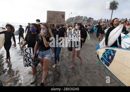 Une manifestation Black Lives Matter à Moonlight Beach à Encinitas, Californie. La manifestation a été précipitée par le meurtre de l'américain George Floyd. Banque D'Images