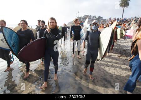 Une manifestation Black Lives Matter à Moonlight Beach à Encinitas, Californie. La manifestation a été précipitée par le meurtre de l'américain George Floyd. Banque D'Images