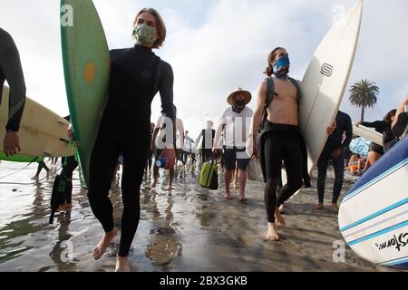 Une manifestation Black Lives Matter à Moonlight Beach à Encinitas, Californie. La manifestation a été précipitée par le meurtre de l'américain George Floyd. Banque D'Images