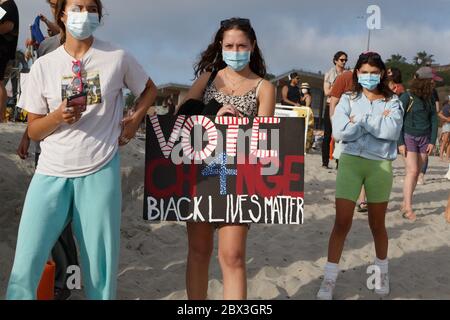 Moonlight Beach, Encinitas, Californie. 4 juin 2020. En réponse à l'assassinat de George Floyd, le Paddle Out for Unity in Solidarity with Black vit Matt Banque D'Images