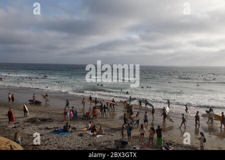 Pagayez pour Unity in Solidarity avec Black Lives Matter à Moonlight Beach, Encinitas, CA. Banque D'Images