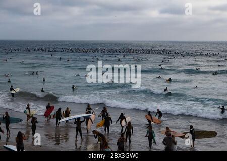 Pagayez pour Unity in Solidarity avec Black Lives Matter à Moonlight Beach, Encinitas, CA. Banque D'Images