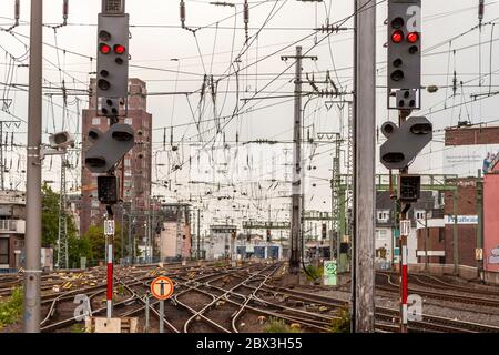 Voies, commutateurs, signaux et lignes aériennes à la gare centrale de Cologne. Gare de Cologne, Allemagne Banque D'Images