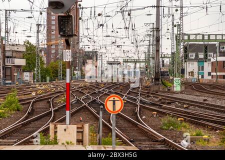 Voies, commutateurs, signaux et lignes aériennes à la gare centrale de Cologne. Gare de Cologne, Allemagne Banque D'Images