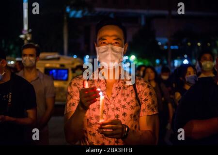 Un homme tenant une bougie pendant la commémoration. Les Chinois du monde entier organisent chaque année des commémorations dans les grandes villes du monde entier pour commémorer les morts sur la place Trainmen de Pékin il y a 31 ans lors d'une manifestation antigouvernementale. Banque D'Images