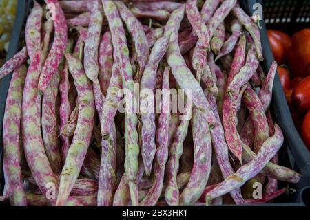 Pile de haricots canneberges (Phaseolus vulgaris) à vendre sur un marché, Venise Italie Banque D'Images