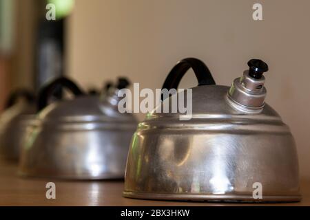 Collection d'anciennes bouilloires à goujure. Bouilloire Stovetop à Grevenbroich, Allemagne Banque D'Images