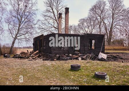 20 avril 2020, Jekabpils, Lettonie: Parties en bois carbonisé d'une maison brûlée Banque D'Images