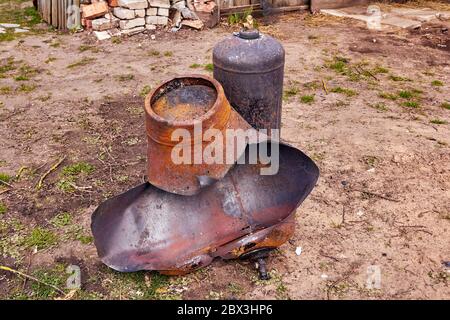 20 avril 2020, Jekabpils, Lettonie: Bouteille de gaz après une explosion lors d'un incendie dans un immeuble résidentiel de campagne Banque D'Images