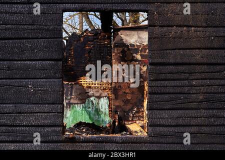 20 avril 2020, Jekabpils, Lettonie: Parties en bois carbonisé d'une maison brûlée Banque D'Images