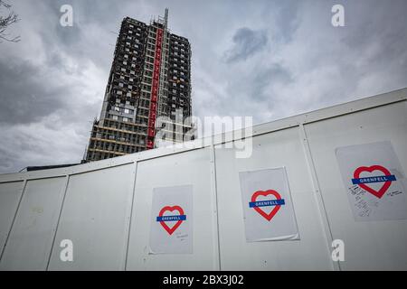 Vestiges de la tour Grenfell - immeuble résidentiel de 24 étages à Londres, détruit par un incendie violent en juillet 2017. Photo prise le 18/02/20018 Banque D'Images