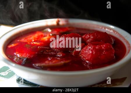 Soupe traditionnelle de betteraves rouges chaudes, un célèbre plat de soupe aux boulettes du Moyen-Orient, servi dans un bol. Jérusalem, Israël. Banque D'Images