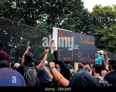 Washington, DC, USA - 2 juin 2020 : les manifestants lèvent des signes et des mains lors de la manifestation à la Maison Blanche contre le meurtre de George Floyd par la police Banque D'Images