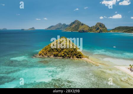 Drone aérien vue de Las Cabanas beach à El Nido, Palawan Banque D'Images