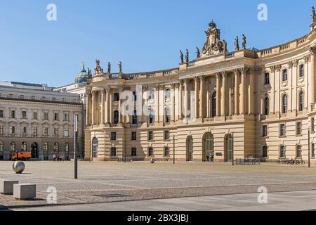 Berlin, Allemagne - 29 mai 2020: Bebelplatz (en commun l'Opernplatz) avec la construction de l'ancienne Bibliothèque royale, siège désormais de l'Université Humboldt Banque D'Images