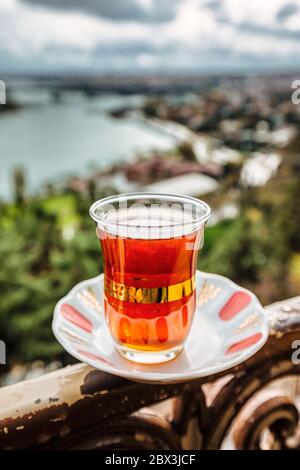 Tasse de thé turc classique avec vue sur ville de cafe Lotti, Istanbul, Turquie. Banque D'Images