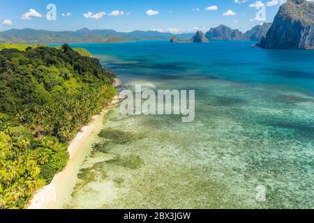 Vue aérienne de dessus de la plage de Las Cabanas à El Nido, Palawan, Philippines Banque D'Images