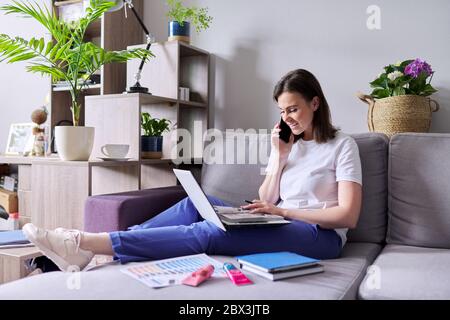 Marketing à la maison en ligne, jeune femme d'affaires faisant des ventes en ligne Banque D'Images