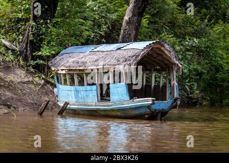 Bateau bleu amarré à la rive de l'Amazonie péruvienne Banque D'Images