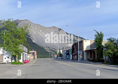 Main Street, Bellevue Alberta Canada. Avec Frank Slide (Turtle Mountain) en arrière-plan Banque D'Images