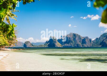 Belle vue de la plage de dolarog, El Nido, île de Palawan, Philippines. Crête de montagne en arrière-plan Banque D'Images