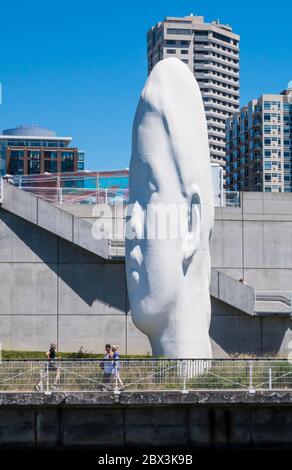 Détail d'une sculpture appelée Wake par Richard Serra, 2004 dans le Seattle Sculpture Park, Seattle, Washington, Etats-Unis. Banque D'Images