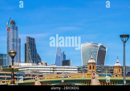 Vue sur le pont de Londres sous un magnifique ciel bleu Banque D'Images