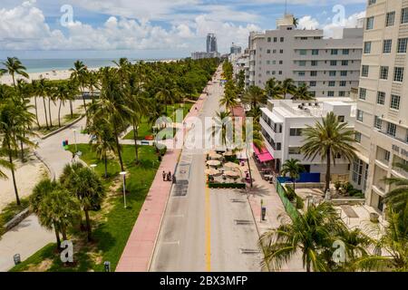 Miami Beach Ocean Drive rouvre pendant le coronavirus avec des mesures de distance sociale en place Banque D'Images