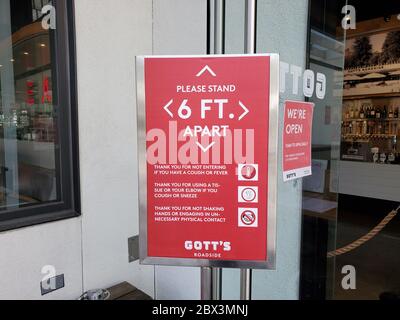 Un panneau lit Please Stand 6 Feed Apart au restaurant Gott à Walnut Creek, Californie, fournissant des recommandations de distancement social lors d'une épidémie de coronavirus COVID-19, le 13 avril 2020. () Banque D'Images