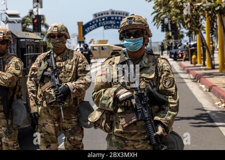 Santa Monica, États-Unis. 04e juin 2020. Un groupe de manifestants marche à la mémoire de George Floyd. Floyd, qui a été tué par la police de Minneapolis, a été enterré aujourd'hui. 6/4/2020 Santa Monica, CA USA (photo de Ted Soqui/SIPA USA) crédit: SIPA USA/Alay Live News Banque D'Images