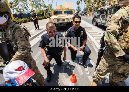 Santa Monica, États-Unis. 04e juin 2020. Un groupe de manifestants marche à la mémoire de George Floyd. Floyd, qui a été tué par la police de Minneapolis, a été enterré aujourd'hui. Sgt. Officiers de Santa Monica Leyva et le lieutenant Flores se joignent à la foule des manifestants et prennent un genou pendant un moment de silence de George Floyd. 6/4/2020 Santa Monica, CA USA (photo de Ted Soqui/SIPA USA) crédit: SIPA USA/Alay Live News Banque D'Images