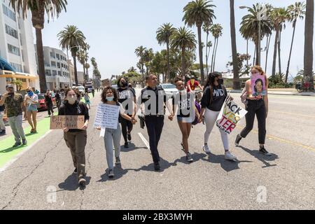 Santa Monica, États-Unis. 04e juin 2020. Un groupe de manifestants marche à la mémoire de George Floyd. Floyd, qui a été tué par la police de Minneapolis, a été enterré aujourd'hui. Sgt. Leyva de Santa Monica le service de police marche main dans la main avec des manifestants. 6/4/2020 Santa Monica, CA USA (photo de Ted Soqui/SIPA USA) crédit: SIPA USA/Alay Live News Banque D'Images