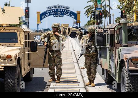 Santa Monica, États-Unis. 04e juin 2020. Un groupe de manifestants marche à la mémoire de George Floyd. Floyd, qui a été tué par la police de Minneapolis, a été enterré aujourd'hui. 6/4/2020 Santa Monica, CA USA (photo de Ted Soqui/SIPA USA) crédit: SIPA USA/Alay Live News Banque D'Images