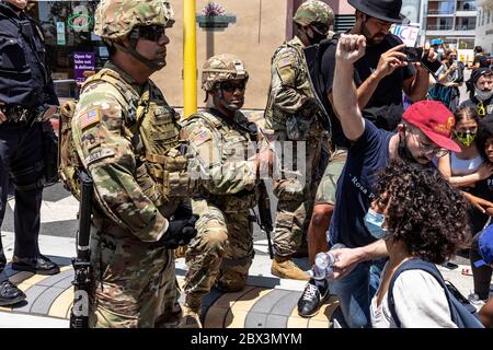 Santa Monica, États-Unis. 04e juin 2020. Un groupe de manifestants marche à la mémoire de George Floyd. Floyd, qui a été tué par la police de Minneapolis, a été enterré aujourd'hui. 6/4/2020 Santa Monica, CA USA (photo de Ted Soqui/SIPA USA) crédit: SIPA USA/Alay Live News Banque D'Images