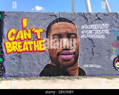 La fresque George Floyd au parc Mauerpark, sur le site de l'ancienne bande de la mort du mur de Berlin, par l'artiste de rue Eme Freethinker à Berlin, en Allemagne. Banque D'Images