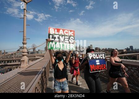 New York, NY, États-Unis. 4 juin 2020. Des manifestants se promonssent au-dessus du pont de Brooklyn comme lors d'une manifestation au sujet du décès de George Floyd par un policier de Minneapolis le 4 juin 2020 à New York. Crédit : Bryan Smith/ZUMA Wire/Alay Live News Banque D'Images